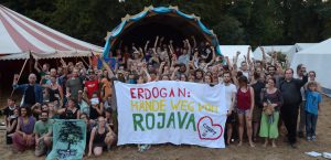 Auf dem Klimacamp solidarisieren sich Aktivist*innen mit dem Freiheitskampf in Rojava